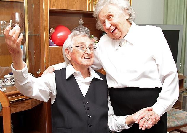 Bei Helga und Friedrich Miadowitz war es Liebe auf den ersten Blick.  Über 70 Jahre später begehen die beiden ihre Gnadenhochzeit.