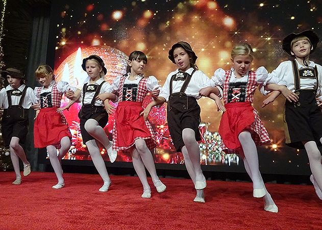 Die Kinder des Show-Balletts Formel I freuen sich auf ihren großen Auftritt.