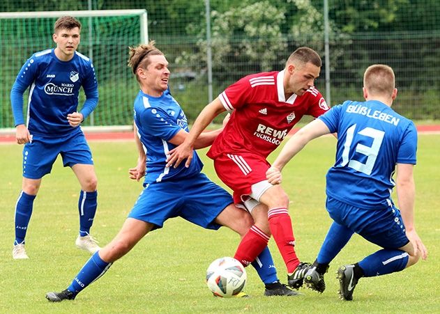 Kampf um den Ball: Jenas Manuel Wuller in der Zange von zwei Büßlebener Spielern.