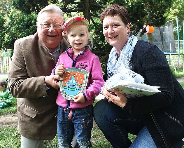 Dr. Sigurd Scholze, Vorsitzender des Kneipp-Landesverbandes Thüringen, übergab die Plakette „Vom Kneipp Bund e.V. anerkannte Kindertagesstätte“ an Suen Soe und die Kita-Leiterin Petra Lang.