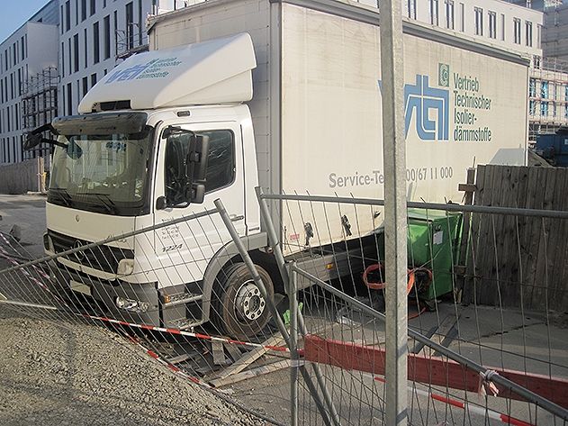 Dieser Lkw kam wegen nicht angezogener Handbremse ins Rollen. Bilanz: Ein Verletzter und 10.000 Sachschaden.