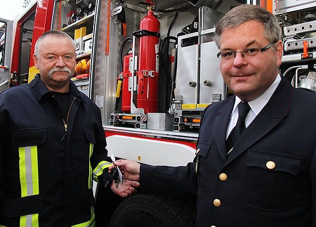 Jenas Feuerwehr-Chef Michael Koch übergibt an Wogaus Wehrleiter Ralf Hertig die Schlüssel des neuen Fahrzeuges.
