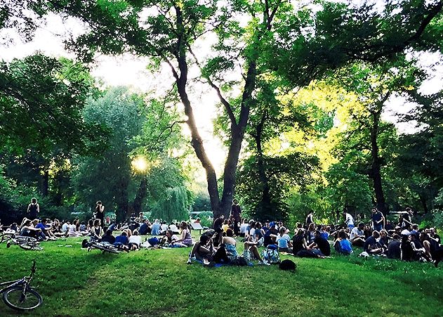 Der Paradiespark in Jena ist auch immer ein beliebter Ort für Jung und Alt zum Braten.