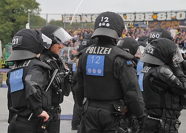 Hunderte Polizisten waren zur Absicherung des Spiels Jena gegen Braunschweig im Einsatz.