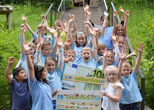 Die Schüler der Lobdeburgschule freuen sich über 100 Euro Preisgeld für die Klassenkasse. Eine Schatzkiste mit zahnfreundlichen zuckerfreien Süßigkeiten gab's mit dazu.