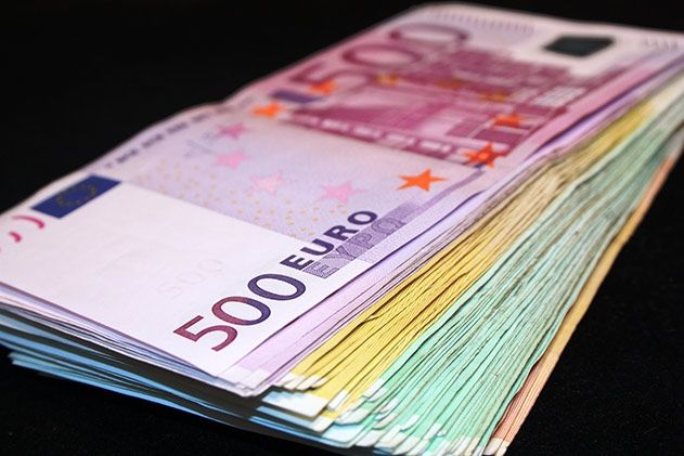 Am Dienstag wurde eine ältere Dame um mehrere Tausend Euro Bargeld und Schmuck betrogen.
