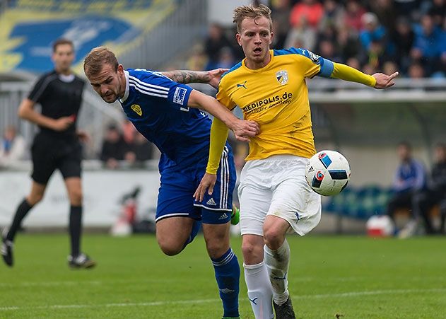 Im Zweikampf Jenas Kapitän Rene Eckardt und der Luckenwalder Jonas Schmidt.