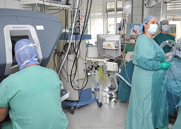 Millimetergenauer Eingriff: PD Dr. Matthias Steinert und sein Team der Thoraxchirurgie operieren seit September mit dem DaVinci-OP-Roboter.