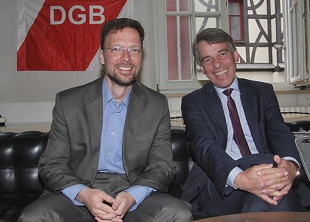 Neu-OB Thomas Nitzsche (l.) und Alt-OB Albrecht Schröter verständigten sich, die Dezernentenwahl wie vorgesehen am 13. Juni im Stadtrat stattfinden zu lassen.