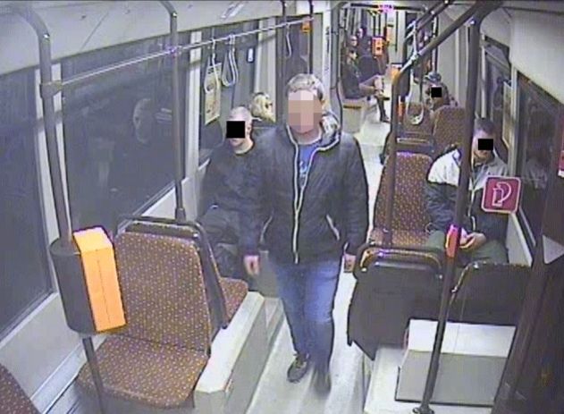 Schwarzfahrer in Jenaer Straßenbahn zückt Messer. Wer kennt diesen Mann?