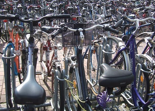 Eine Frau hat am Donnerstag durch Zufall ihr geklautes Fahrrad in der Jenaer Innenstadt entdeckt.