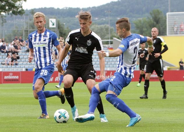 Jenas Florian Dietz im Duell mit den Berlinern Fabian Lustenberger (l.) und Peter Pekarik.