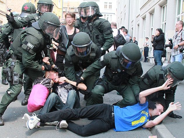 Polizei und Gegendemonstranten bei der Räumung des besetzten Hauses in der Carl-Zeiss-Straße.