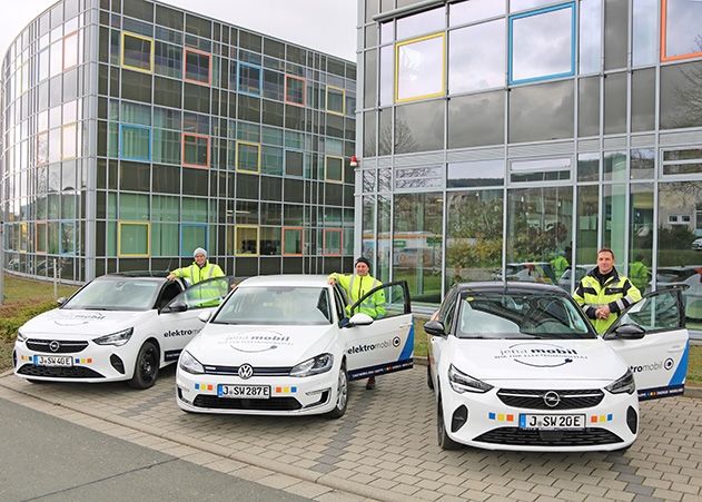 Drei von neun Stadtwerke-Baubegleitern mit den neuen Elektro-Autos ihres Teams.
