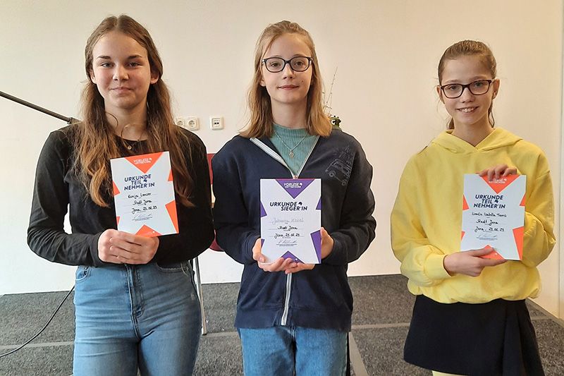 Die Schülerin Johanna (m.) überzeugte die Jury als beste Vorleserin. Ronja (l.) belegte Platz 2 und Linnéa den dritten Platz.