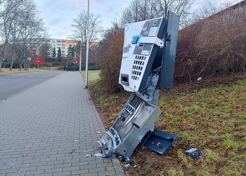 In der Rudolf-Breitscheid-Straße ist am Dienstagabend kurz vor Mitternacht dieser Zigarettenautomat von unbekannten Tätern gesprengt worden.