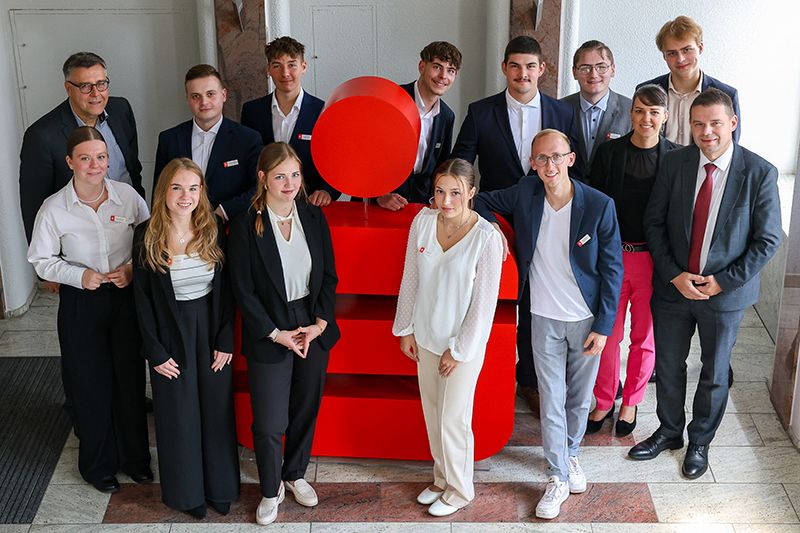 Die neuen Azubis zusammen mit dem stellv. Vorstandsvorsitzenden der Sparkasse Thomas Schütze (1.v.l.) und dem Vorstandsmitglied Thomas Neupert (1.v.r) sowie der Verantwortlichen in der Sparkasse Jena für Aus- und Fortbildung, Corinna Staude (2.v.r.).