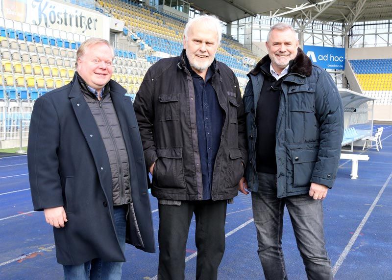 v.l.n.r.: Orchesterdirektor Alexander Richter von der Jenaer Philharmonie, Moderator Gunther Emmerlich und Stadionchef Andreas Kuhn vor der Tribüne im Ernst-Abbe-Sportfeld.