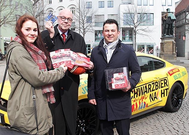 Glücksfee Rena Gratz, Erhard Bückemeier, Vorstandsvorsitzender der Sparkasse Jena-Saale-Holzland, und Enrico Opitz, Geschäftsführer des Autohauses Reichstein & Opitz (v.l.n.r.), gratulieren den Gewinnern des Schwarzbiernacht-Gewinnspiels.