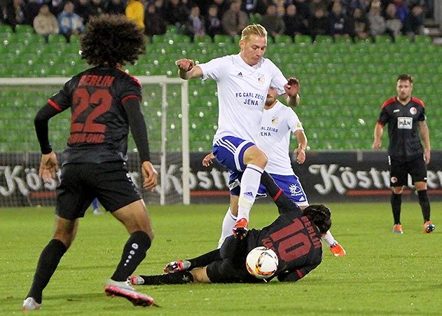 Jenas Sören Eismann gewinnt Zweikampf mit dem Berliner Süleyman Kapan.