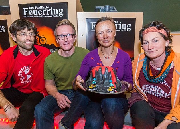 Die Referenten des „Pazifischen Feuerrings“ Elena Poddubnaya & Oliver Schmidt erhielten für ihren Vortrag einen Vulkankuchen. Auch zwei kleine Radfahrer können Sie noch ihren Söhnen Jakob und Arthur mitbringen.
