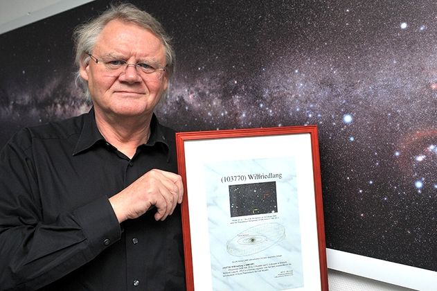 Wilfried Lang, leitender Mitarbeiter bei ZEISS, wird zum Namensgeber für einen Planetoiden auserkoren