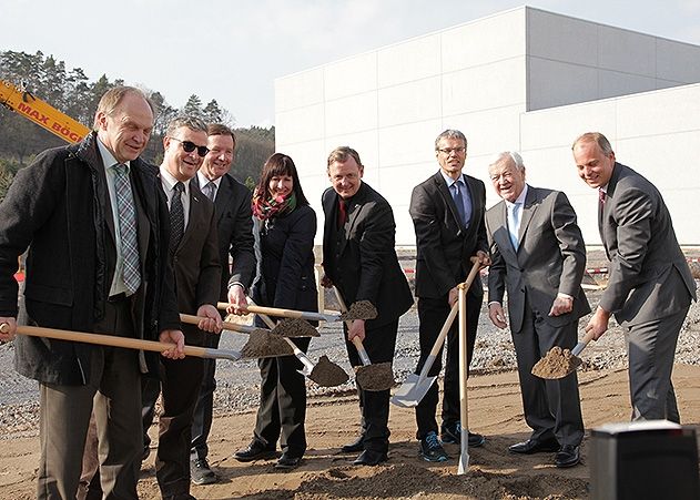 Spatenstich bei Griesson - de Beukelaer in Kahla (von links): Andreas Heller (Landrat), Albert Helmut Weiler (MdB CDU), Andreas Land (Geschäftsführender Gesellschafter), Claudia Nissen-Roth (Bürgermeisterin Kahla), Bodo Ramelow (Ministerpräsident), Steffen Ritter (Werkleiter Kahla), Heinz Gries (Ehrenvorsitzender des Stiftungsrates) und Christoph Osegowitsch (Geschäftsführer GdB Produktion und Technik).