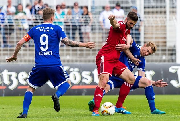 Im Duell Jenas Sören Eismann und der Halberstädter Tommy Müller.