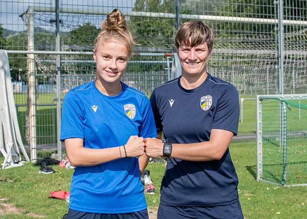 Karla Görlitz mit FCC-Trainerin Anne Pochert.