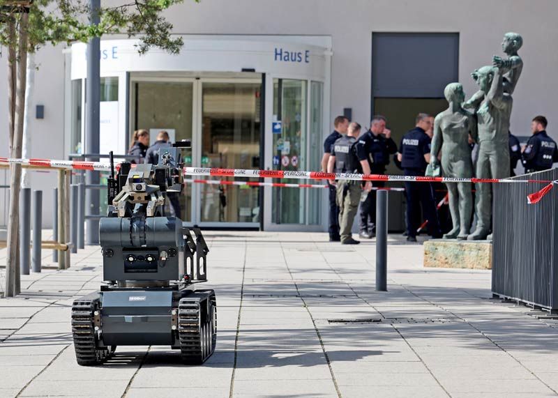 Sprengstoffexperten reisten mit ihrem fahrbaren Räumungsroboter an und inspizierten eine verdächtige Tasche, bei der es keine Zuordnung gab.