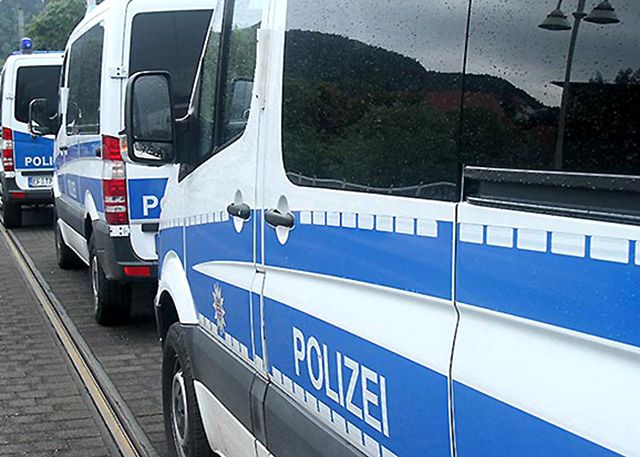 Auch in Jena durchsuchten Polizisten mehrere Wohnungen von mutmaßlich gewaltbereiten Fußballfans.