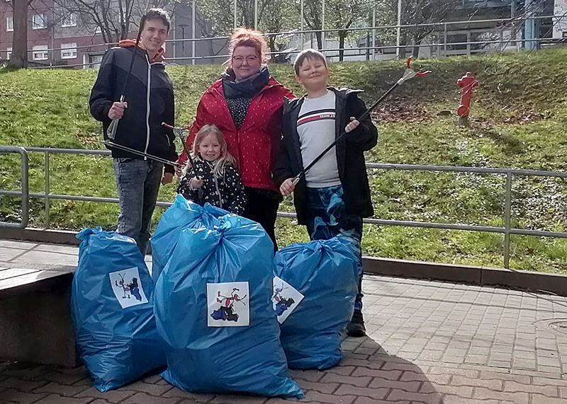 Auch Familienmitglieder von Lisa Schlachetka (m.) packten mit an.