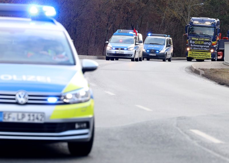 Polizei eskortiert Schwangere an Protestzug vorbei ins Klinikum.