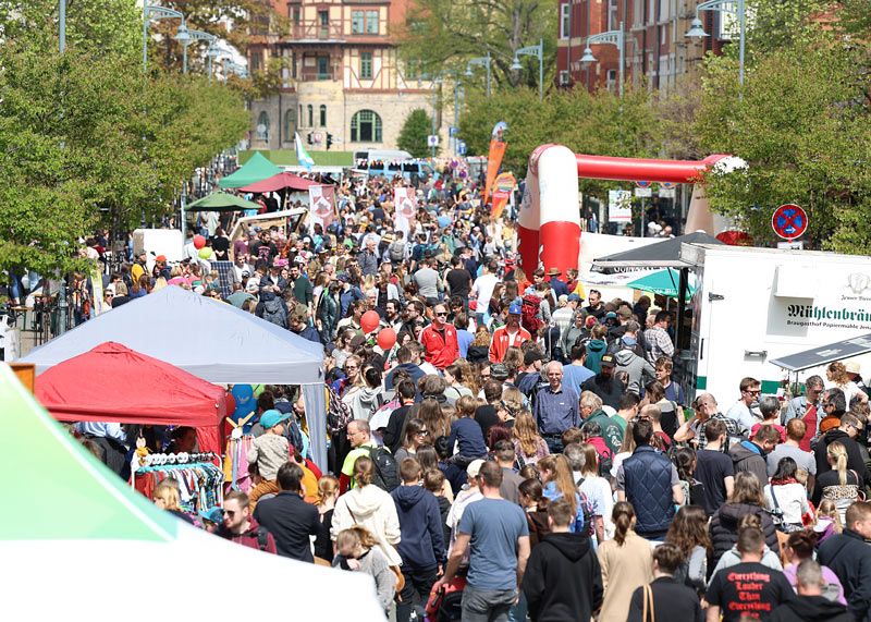 Tausende Besucher wollten beim Jubiläumsfest im Damenviertel dabei sein.