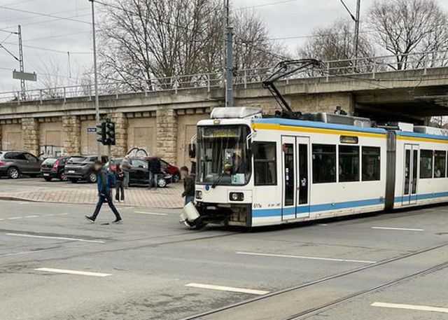 Die Straßenbahn kam durch den Aufprall aus dem Gleisbett und erlitt große Schäden.