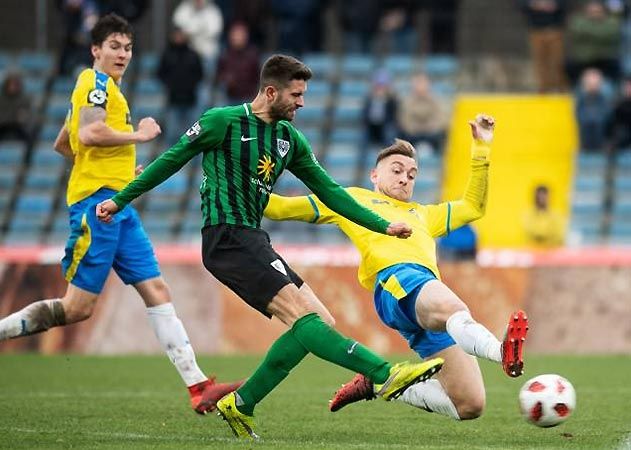 Der Jenaer Dennis Slamar im Zweikampf mit dem Münsteraner Philipp Hoffmann.