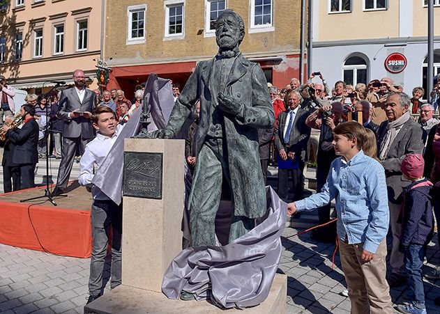 Zum Andenken an Carl Zeiss wurde mit Hilfe von 400 Spendern nun ein Carl-Zeiss-Denkmal errichtet und aufgestellt.