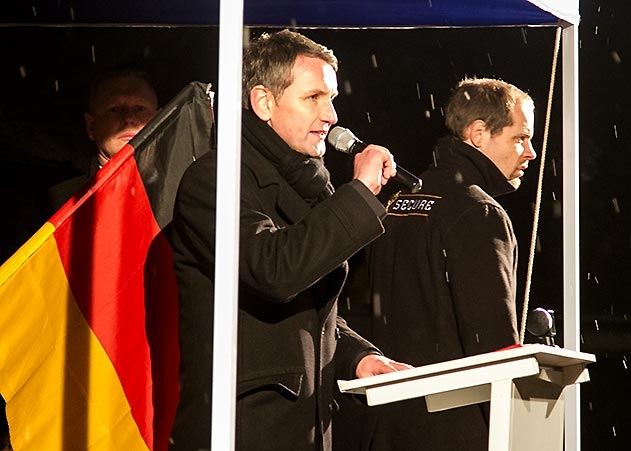 Vor 750 Anhängern forderte AfD-Sprecher Björn Höcke einen radikalen Kurswechsel in der Flüchtlingspolitik. Gegen den AfD-Aufzug konnten die Linken mindestens 2.500 Menschen mobilisieren.