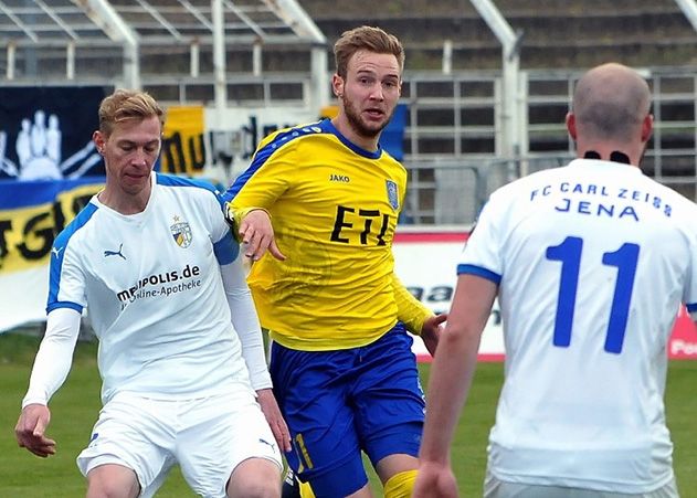 Felix Brügmann (2.v.r.) im Regionalligaduell vom 23. April 2017 1. FC Lok Leipzig – FC Carl Zeiss Jena 1:2 mit Dennis Slamar, Sören Eismann und Manfred Starke (v.l.).