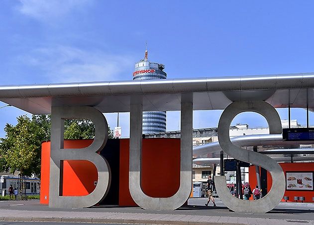 Der Busbahnhof in Jenas Innenstadt: Hier kommen Bahnen, Busse und der Nahverkehr zusammen.