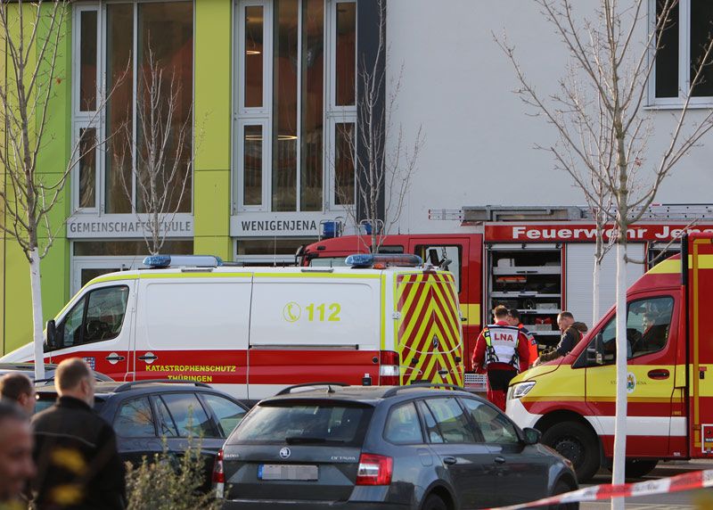 Hunderte Schüler wurden sicherheitshalber von den Rettungskräften aus dem Schulgebäude gebracht.