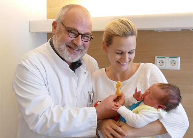 Prof. Schleußner, Direktor der Jenaer Klinik für Geburtsmedizin, bei seiner jährlichen Weihnachtsvisite.