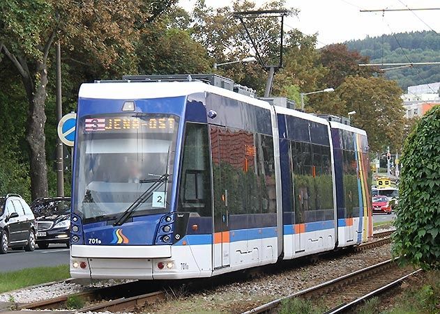 Während der Straßenbahnfahrt legte eine junge Frau ihre Füße auf die gegenüberliegende Sitzfläche, was für Verärgerung bei einem älteren Fahrgast sorgte.