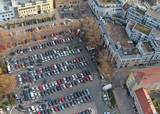 Das Parken in Jenas Innenstadt, wie hier auf dem Eichplatz, wird in diesem Jahr deutlich teurer.