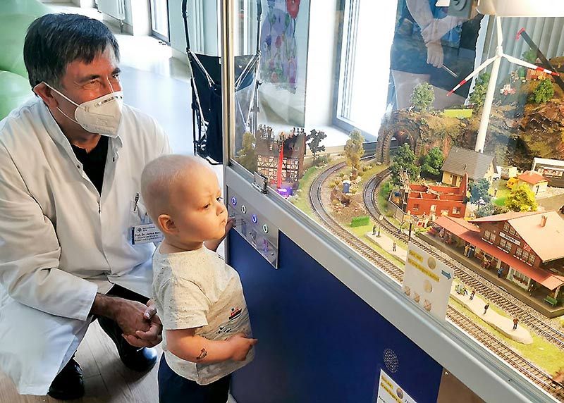 Der zweijährige Oskar testet mit Kinderklinik-Chef Prof. Dr. James F. Beck die neue Eisenbahn.