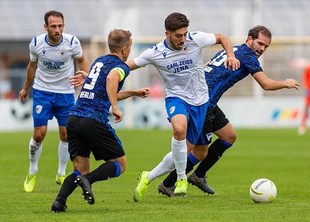 Jenas Torschütze Vasilios Dedidis im Duell mit den Berlinern Tony Fuchs (l.) und Rico Morack.