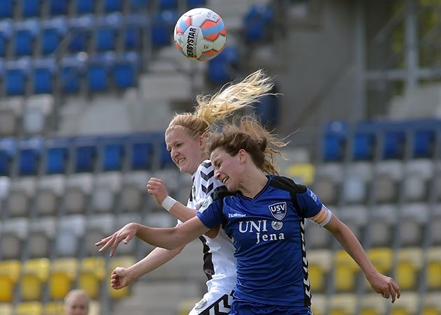 Die Jenaerin Julia Arnold (rechts) gegen die Freiburgerin Kim Fellhauer im Bundesliga-Spiel FF USV Jena gegen SC Freiburg im Ernst-Abbe-Sportfeld.