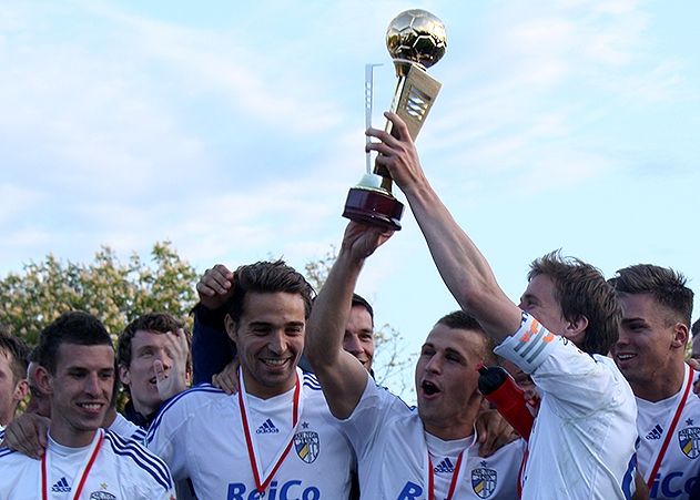 In der Saison 2011/2012 konnte Jena schon einmal ein Endspiel in Meuselwitz gewinnen. Im Bild bei der Pokalübergabe: Josip Landeka, Sebastian Huke, Nils Miatke, Ralf Schmidt und Nils Pichinot (v.l.n.r.).