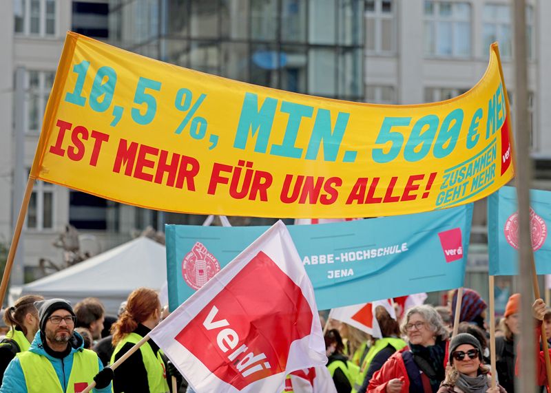 Beschäftigte an der Friedrich-Schiller-Universität, der Ernst-Abbe-Hochschule und am Studierendenwerk Thüringen in Jena beteiligten sich an einem Warnstreik für eine bessere Bezahlung.