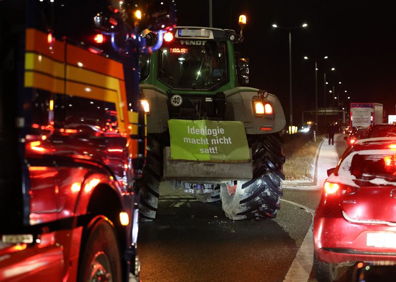 Straßenblockade auf der Stadtrodaer Straße in Jena am Montagmorgen.